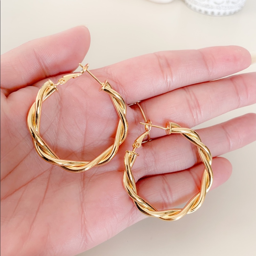 🎉HP🎉Twisted Rope Hoop Earring | 24k Gold Plated - Picture 6 of 8